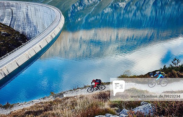 Mountainbiker am Stausee  Wallis  Schweiz
