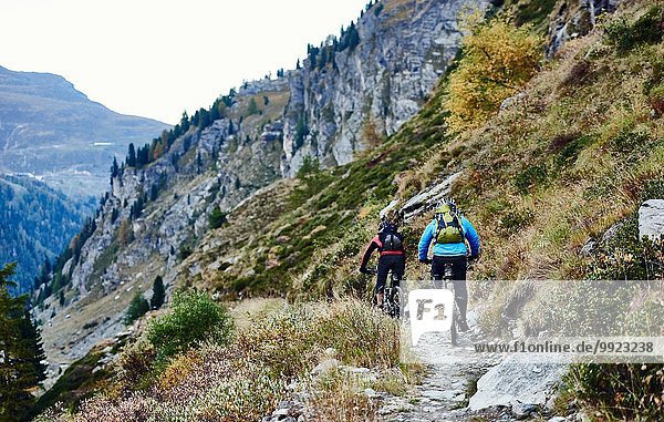 Mountainbiker auf Schotterpiste  Wallis  Schweiz