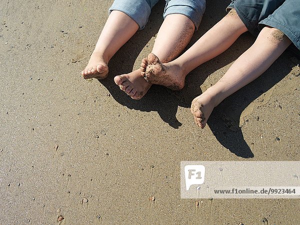 Junge und Schwestern Füße am Sandstrand  Nahaufnahme