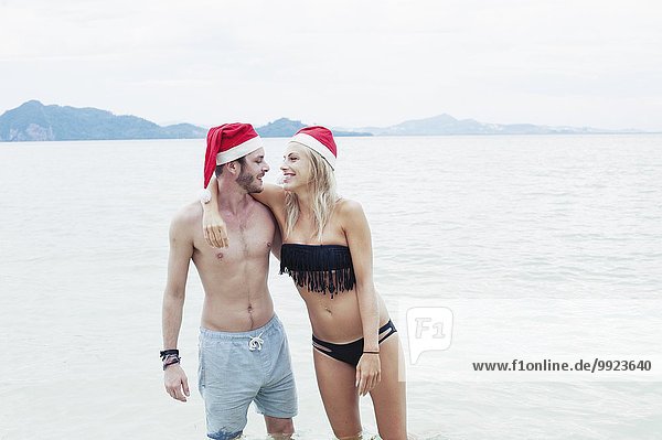 Junges Paar mit Weihnachtsmützen am Strand  Kradan  Thailand