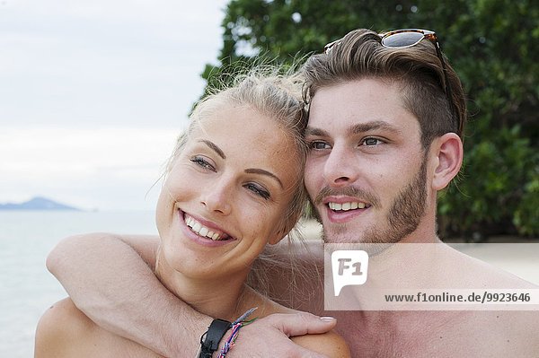 Portrait eines jungen Paares am Strand  Kradan  Thailand