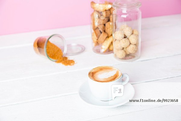 Stilleben von Tasse Kaffee und Keksdosen