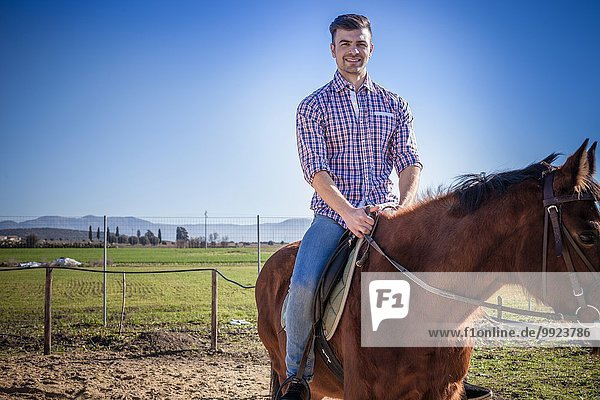 Junger Mann zu Pferd