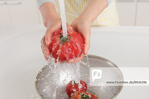 Frau waschen offen Küche Tomate