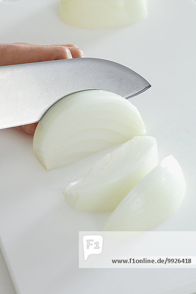 Frau schneiden Messer Küche Close-up Zwiebel