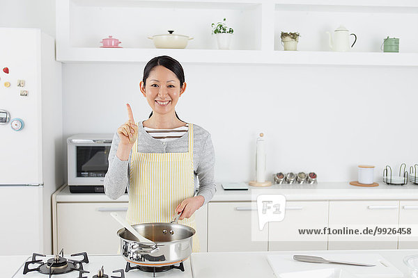 kochen Frau offen Küche