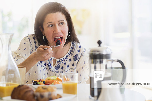 Frau Brombeere essen essend isst Frühstück