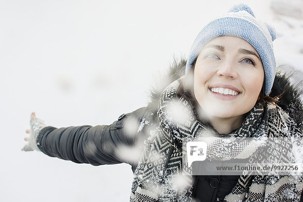 Portrait Frau lächeln Schnee