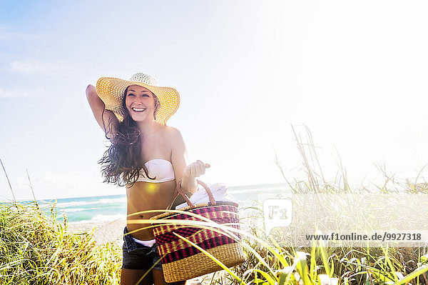 Sonnenhut Frau tragen Strand Korb