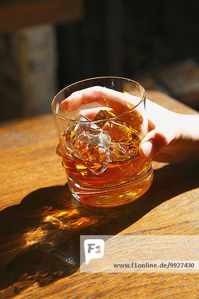 Frau Mode Glas jung japanisch Whiskey