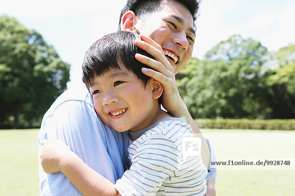 Fröhlichkeit umarmen Menschlicher Vater Sohn Großstadt japanisch