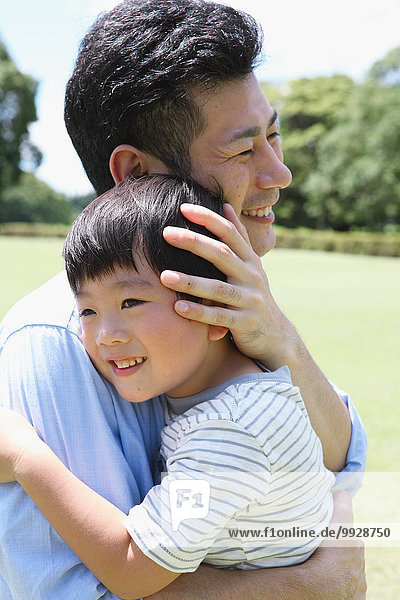 Fröhlichkeit umarmen Menschlicher Vater Sohn Großstadt japanisch
