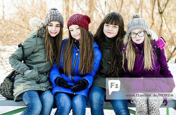 Europäer Winter lächeln Sitzbank Bank Mädchen