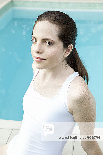 Junge Frau beim Sonnenbaden am Pool  Portrait