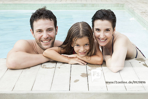 Familie entspannt zusammen im Pool  Portrait