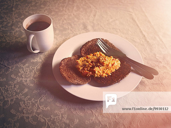 Toastbrot Kaffee Rührei Frühstück