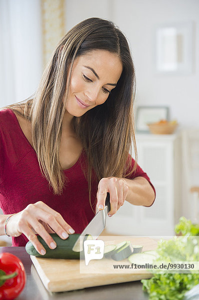Europäer Frau schneiden Gemüse Salat