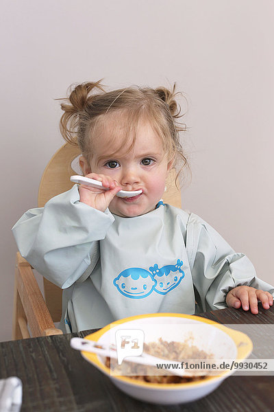 Kleines Mädchen beim Essen mit Löffel  Portrait