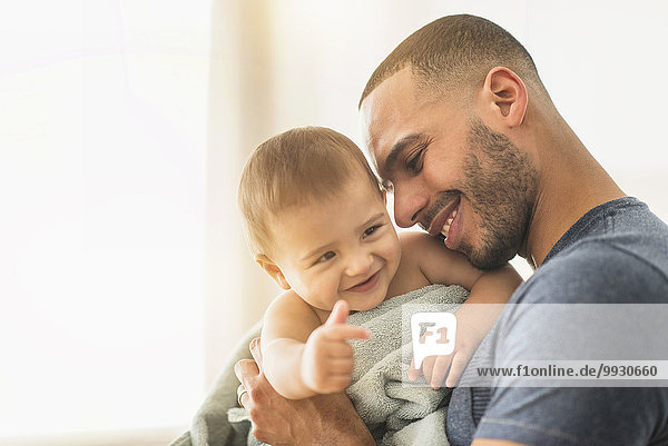 Menschlicher Vater Sohn trocknen Handtuch Baby
