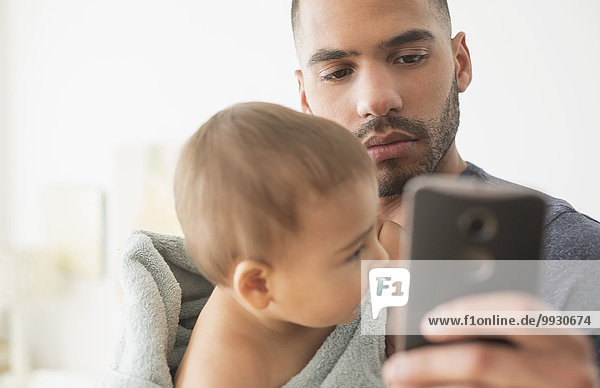 Handy benutzen Menschlicher Vater Sohn halten Baby