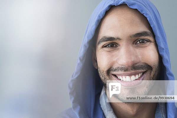 Mann lächeln Hispanier Kleidung Kapuzenjacke
