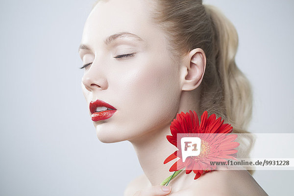 Europäer Frau Blume Lippenstift Übereinstimmung halten rot