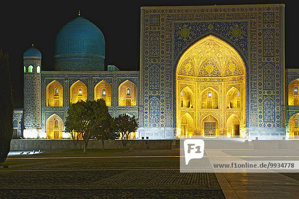 Außenaufnahme Sehenswürdigkeit bauen Abend Nacht Gebäude Architektur Religion Islam Asien Zentralasien Koranschule Moschee Samarkand Seidenstraße Usbekistan bei Nacht
