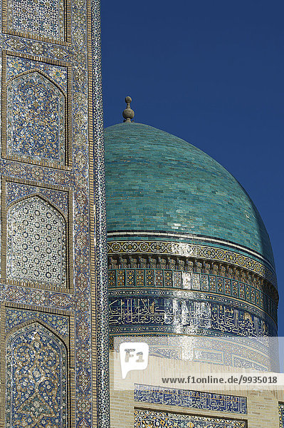 Hochformat Außenaufnahme Sehenswürdigkeit bauen Tag Gebäude niemand Architektur Religion Islam UNESCO-Welterbe Asien Buchara Zentralasien Koranschule Minarett Moschee Seidenstraße Usbekistan