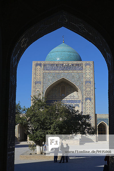 Hochformat Außenaufnahme Sehenswürdigkeit bauen Mensch Tag Menschen Gebäude Architektur Religion Islam Asien Buchara Zentralasien Moschee Seidenstraße Usbekistan