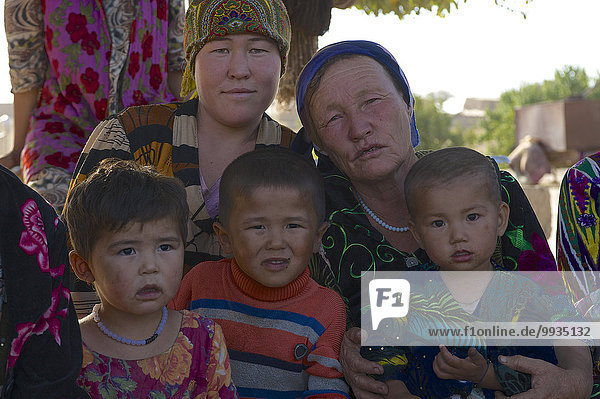Außenaufnahme Frau Mensch Tag Menschen Junge - Person Kind Asien Zentralasien Seidenstraße Usbekistan