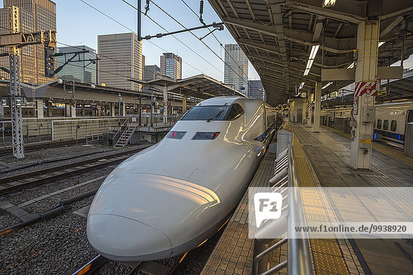 Form Formen Transport Morgen Plattform niemand Reise Großstadt Tokyo Hauptstadt Tourismus Asien Japan modern Tokyo Station Zug
