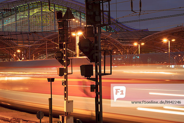 Außenaufnahme beleuchtet Europa Transport Abend Nacht niemand Fernverkehrsstraße Architektur Beleuchtung Licht Zug Geländer Abenddämmerung Gleis Köln Deutschland Nordrhein-Westfalen