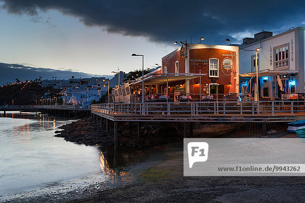 beleuchtet Hafen Europa Abend Stadt Großstadt Restaurant Kanaren Kanarische Inseln Lanzarote Puerto del Carmen Spanien bei Nacht