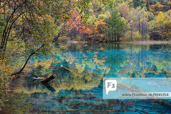 Nationalpark Spiegelung See Herbst China UNESCO-Welterbe Asien Sichuan