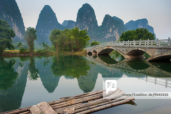 Landschaftlich schön landschaftlich reizvoll Berg Spiegelung Brücke fließen Fluss China Geographie Asien Guangxi Karst Floß