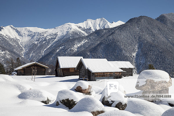 Heustadel im Schnee vor dem Karwendelgebirge  bei Mittenwald  Werdenfelser Land  Oberbayern  Bayern  Deutschland  Europa