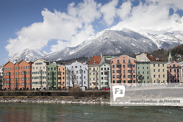 Häuser am Fluss Inn mit verschneiten Bergen  Innsbruck  Tirol  Österreich  Europa