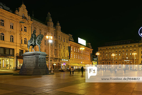 Ban-Jela?i?-Platz bei Nacht  Zagreb  Kroatien  Europa