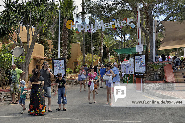 Eingang zum wöchentlichen Hippie-Markt  Punta Arabí  Ibiza  Balearen  Spanien  Europa