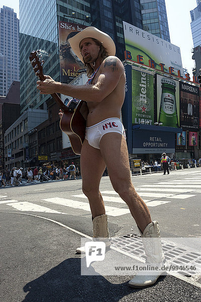 The Naked Cowboy  Robert John Burch  Touristenattraktion  Times Square  Manhatten  New York  USA  Nordamerika