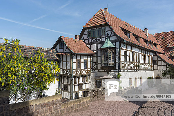 Erster Burghof der Wartburg  Fachwerkhaus mit Lutherstube  UNESCO Weltkulturerbe  nach Sanierung 2014  Eisenach  Thüringen  Deutschland  Europa