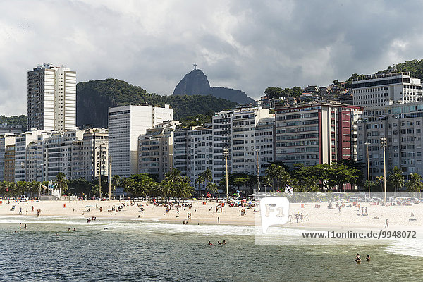 Strand von Arpoador und hinten der Corcovado mit Christus-Statue Cristo Redentor  Ipanema  Rio de Janeiro  Bundesstaat Rio de Janeiro  Brasilien  Südamerika