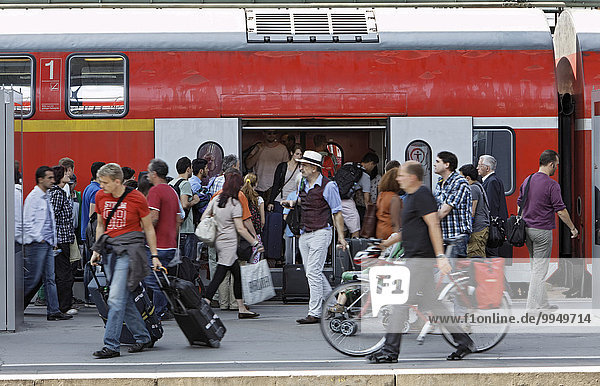 Crowd in front of a regional train at Stuttgart central railway station  Stuttgart  Baden-Württemberg  Germany  Europe