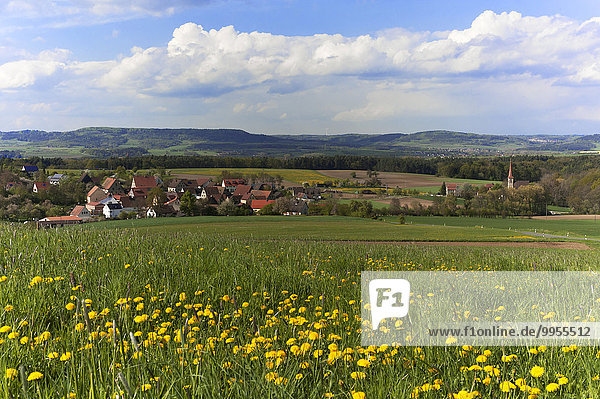 Dorf Beerbach  hinten die Fränkische Schweiz  Mittelfranken  Bayern  Deutschland  Europa