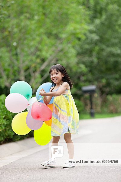 klein Luftballon Ballon halten Spiel Mädchen