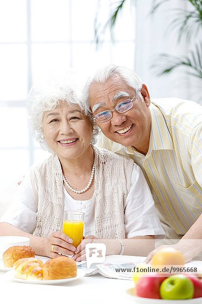 Fröhlichkeit Senior Senioren essen essend isst Frühstück
