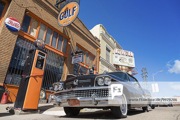 Buick-Oldtimer am Straßenrand,  Bisbee,  Arizona,  USA,  Nordamerika