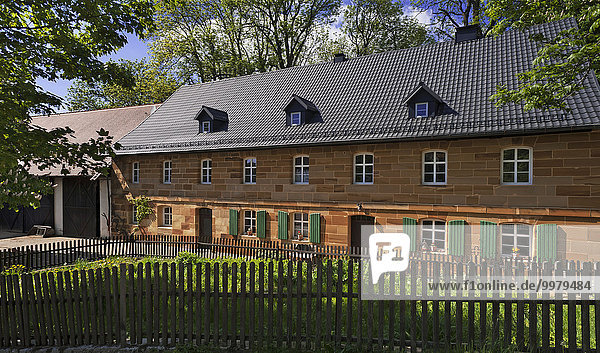 Großes  renoviertes Sandsteinhaus eines Bauernhofes  Oberfranken  Bayern  Deutschland  Europa