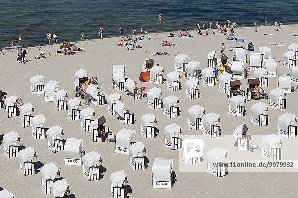 Urlauber und Strandkörbe am Strand von Sellin  Insel Rügen  Ostsee  Mecklenburg Vorpommern  Deutschland  Europa