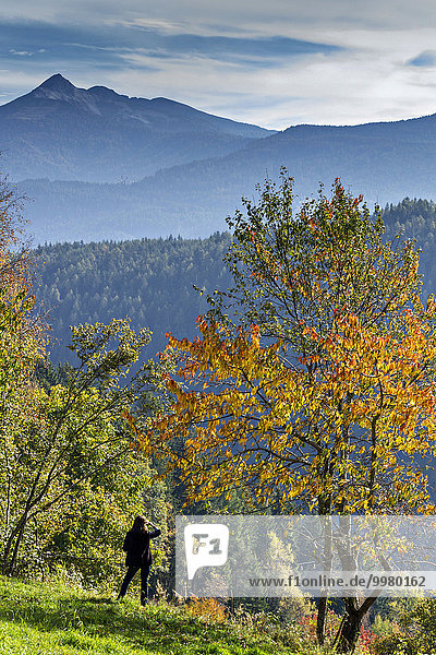 Frau blickt auf Herbstlandschaft  hinten Weisshorn  Dolomiten  Südtirol  Italien  Europa